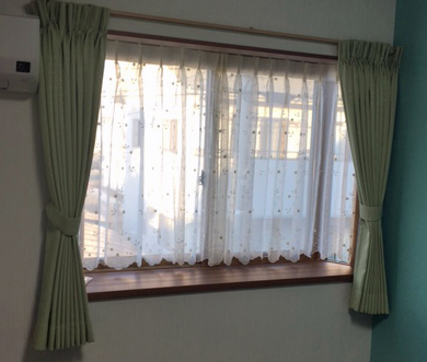 お嬢様のお部屋の出窓をコーディネート ミヤサカ ふとん まくら カーテン 快適な眠りのご提案